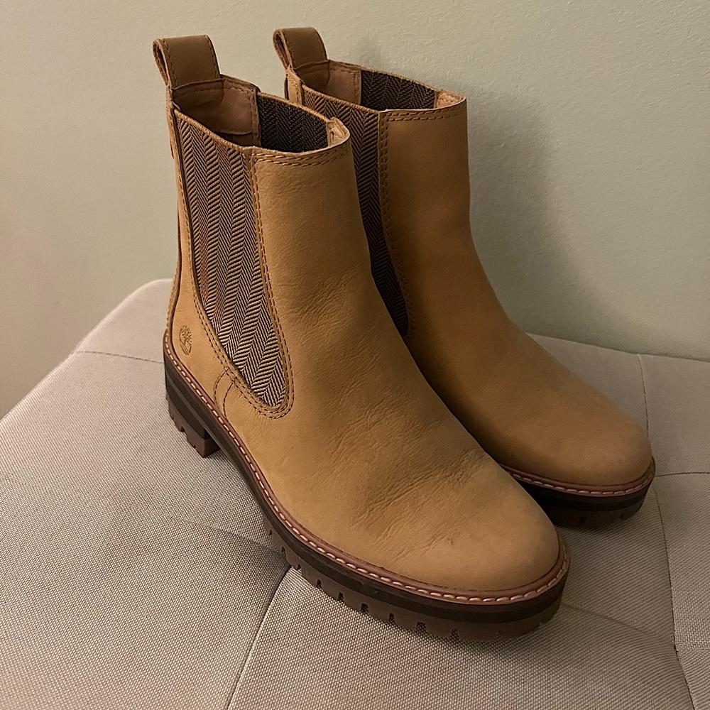 Women’s Timberland Chelsea boots. Size 7.